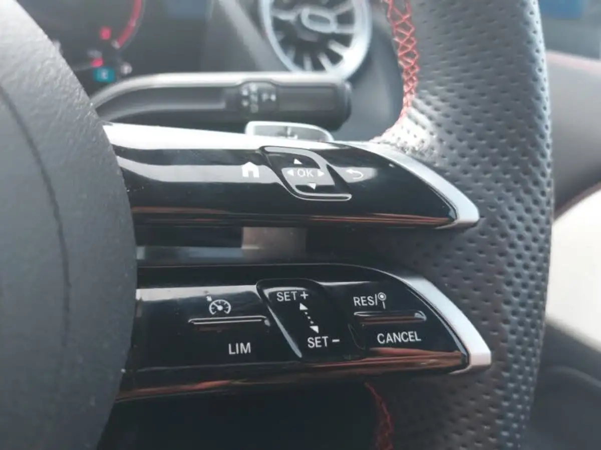 2023-mercedes-benz-gla-class-big-15