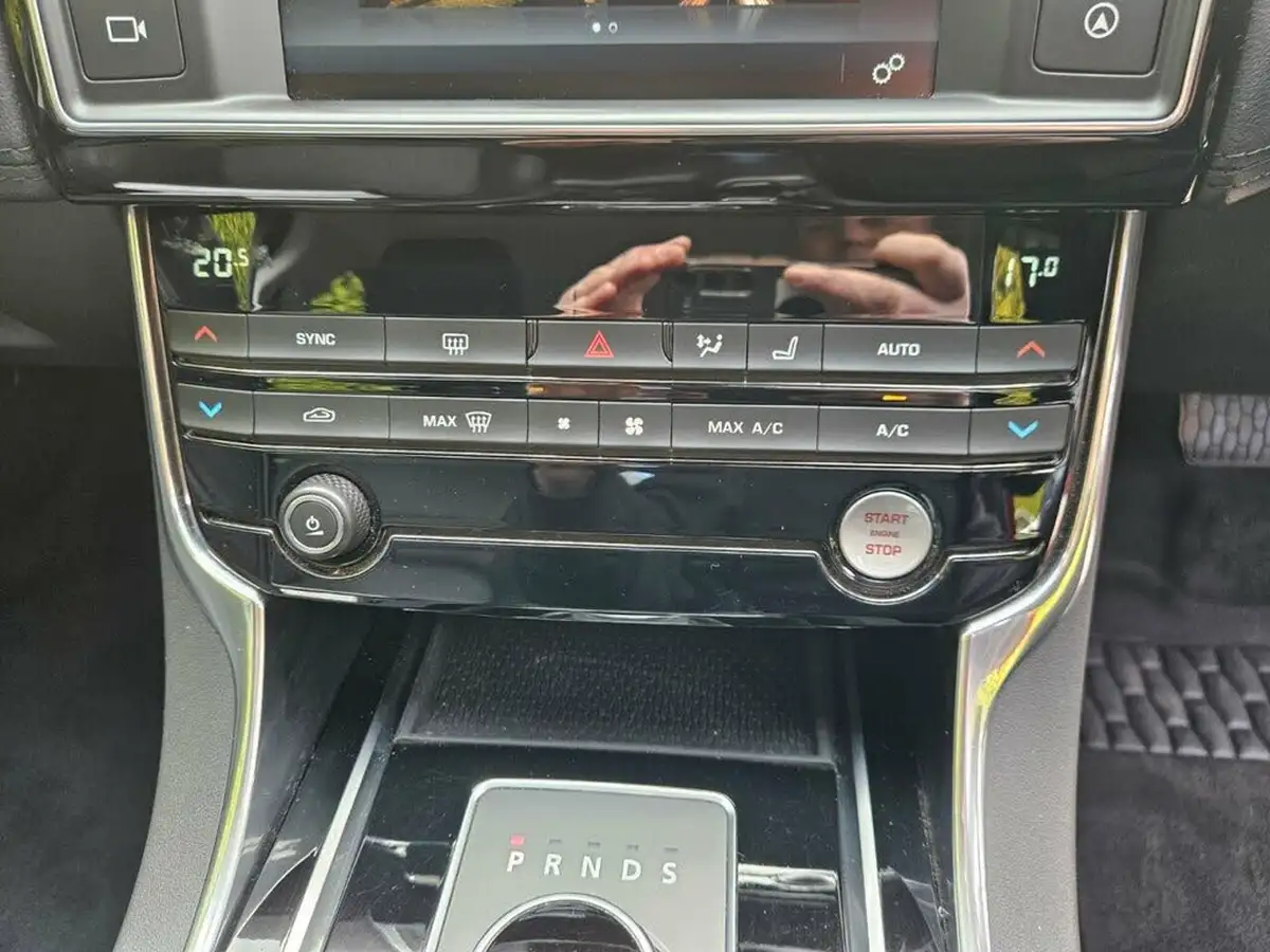 2015-jaguar-xe-20td-portfolio-163ps-auto-big-18