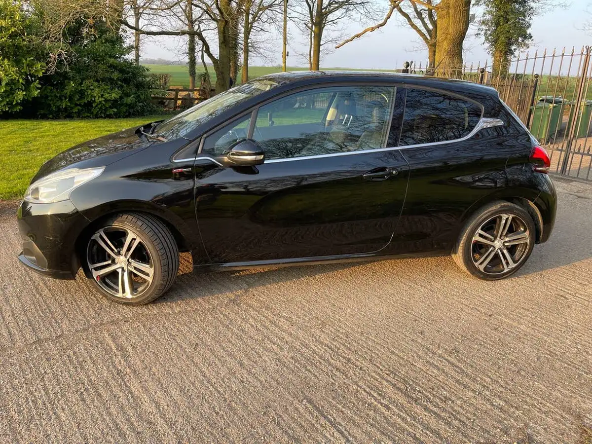2015-peugeot-208-16bluehdi-gt-line-120bhp-ss-3d-big-16