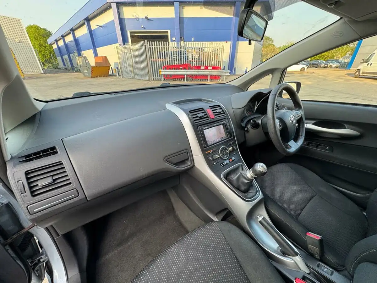 2012-toyota-auris-16-tr-big-27