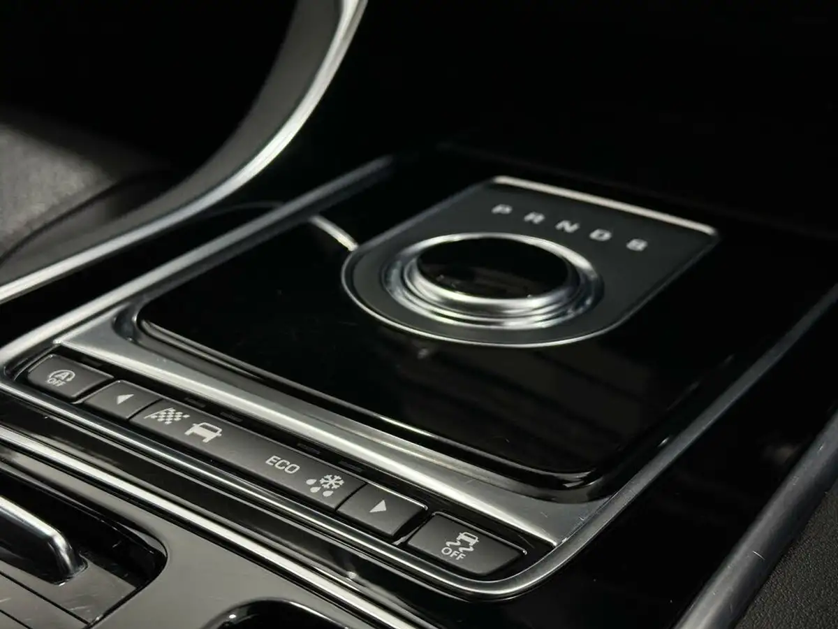 2018-jaguar-xe-20i-portfolio-200ps-1997cc-big-19