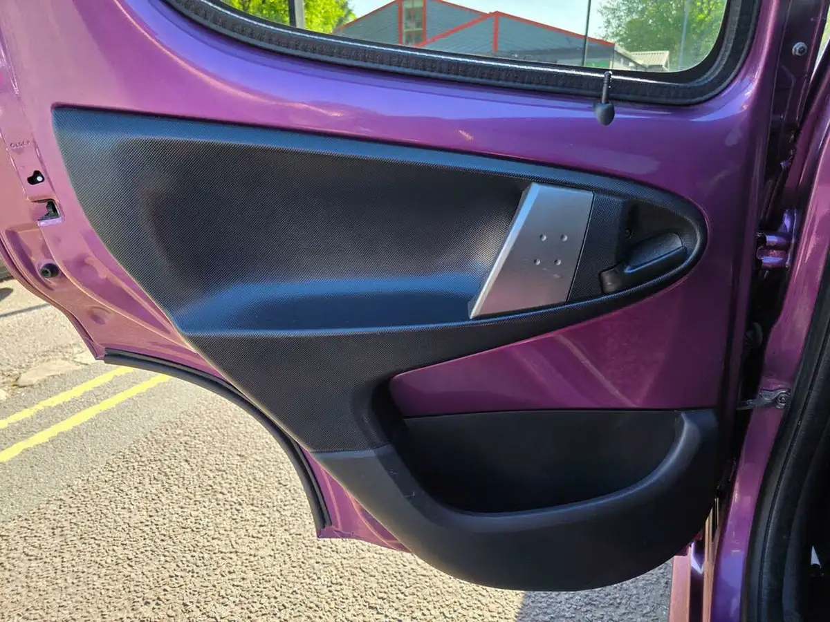 2014-peugeot-107-10-allure-5d-big-19