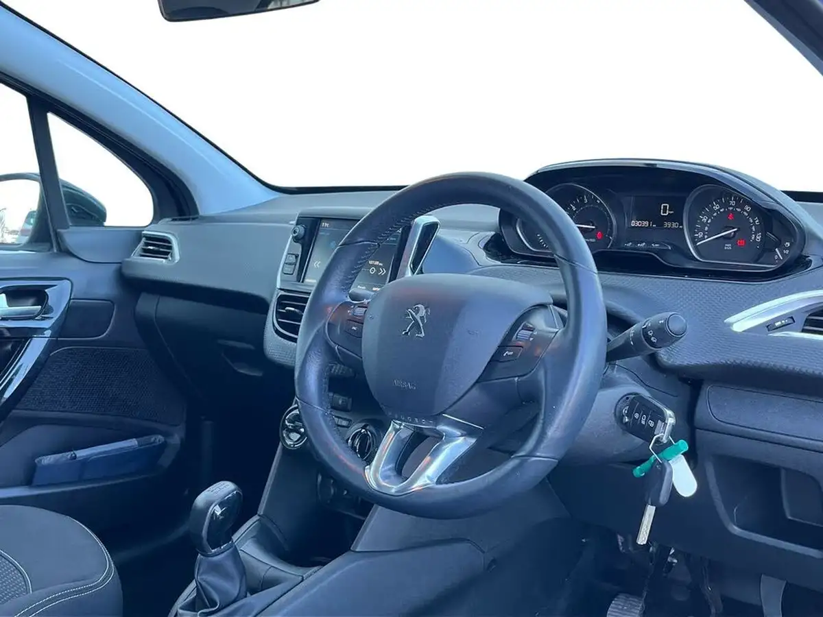 2018-peugeot-208-12-puretech-black-edition-big-4
