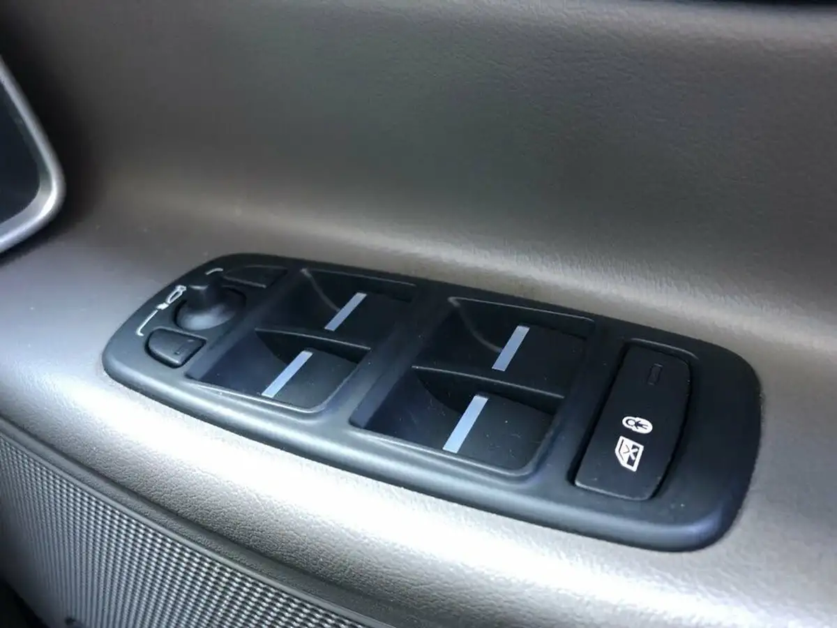 2015-jaguar-xe-20td-portfolio-163ps-auto-big-28