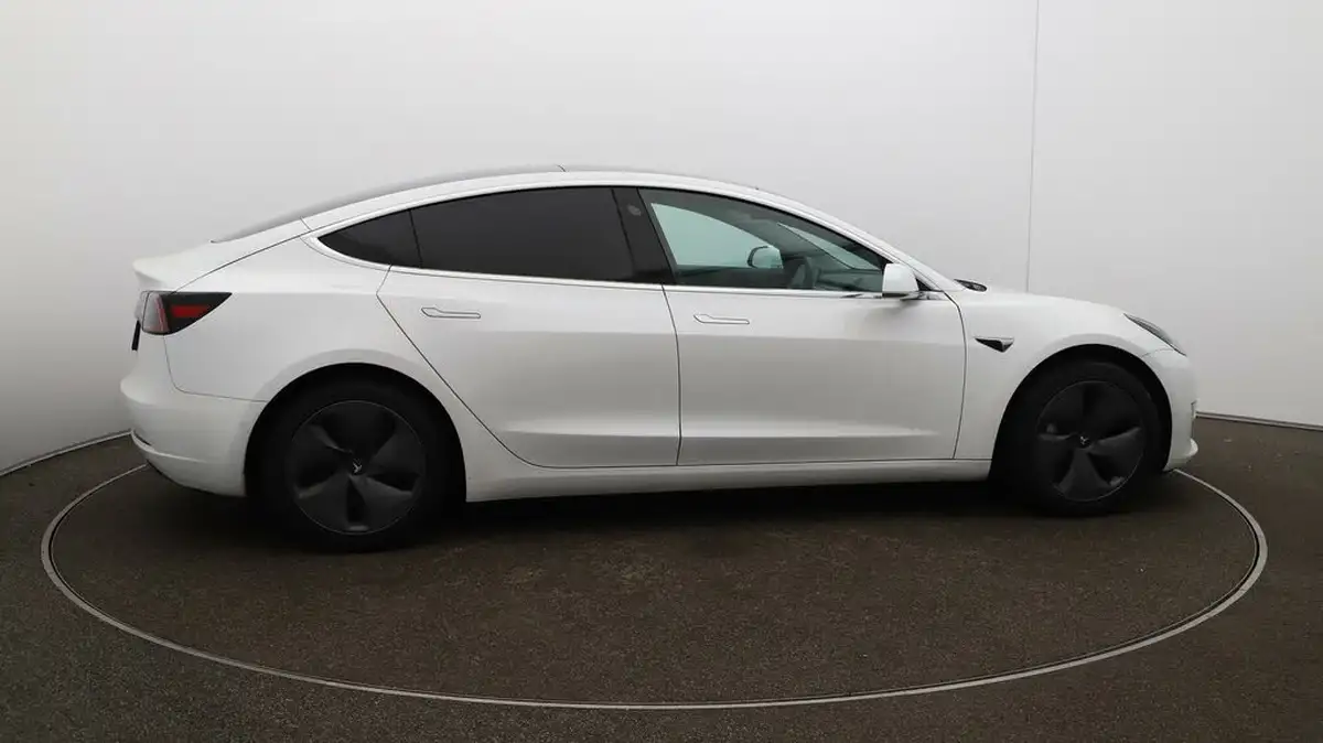2020-tesla-model-3-e-long-range-big-40