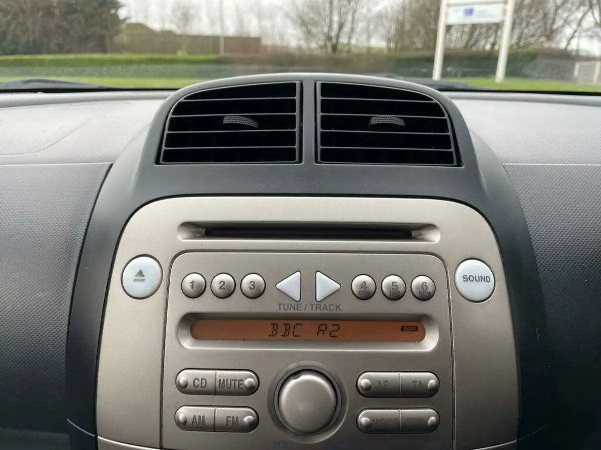 2008-daihatsu-sirion-13-se-big-38