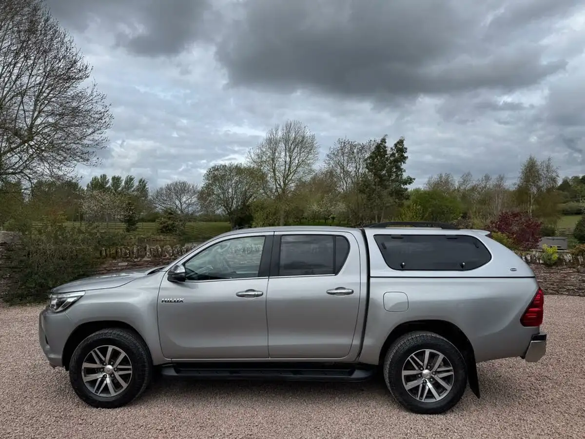 2018-toyota-hi-lux-24d-invincible-ss-auto-big-1