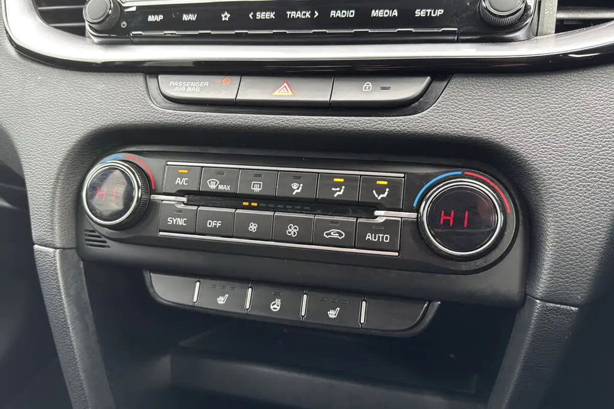 2024-kia-ceed-15-t-gdi-3-hatchback-big-14