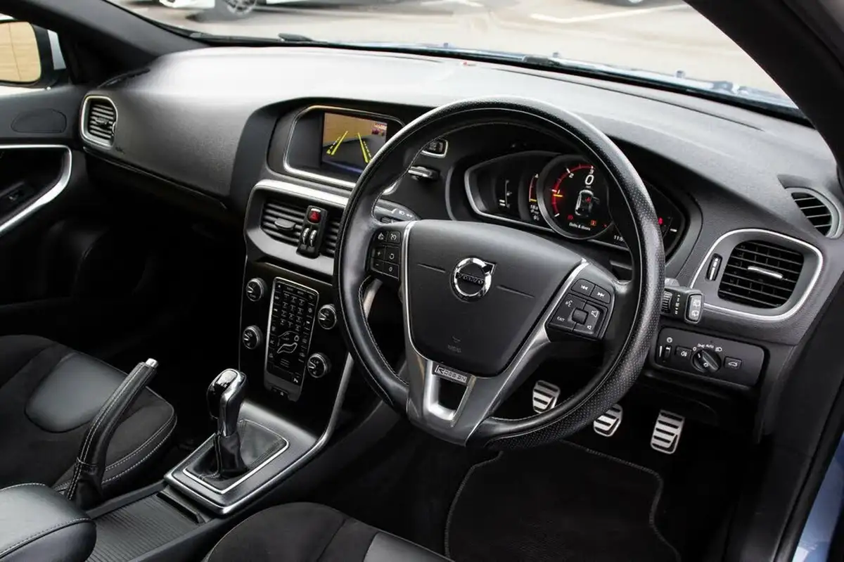 2019-volvo-v40-20td-d2-r-design-nav-plus-big-4