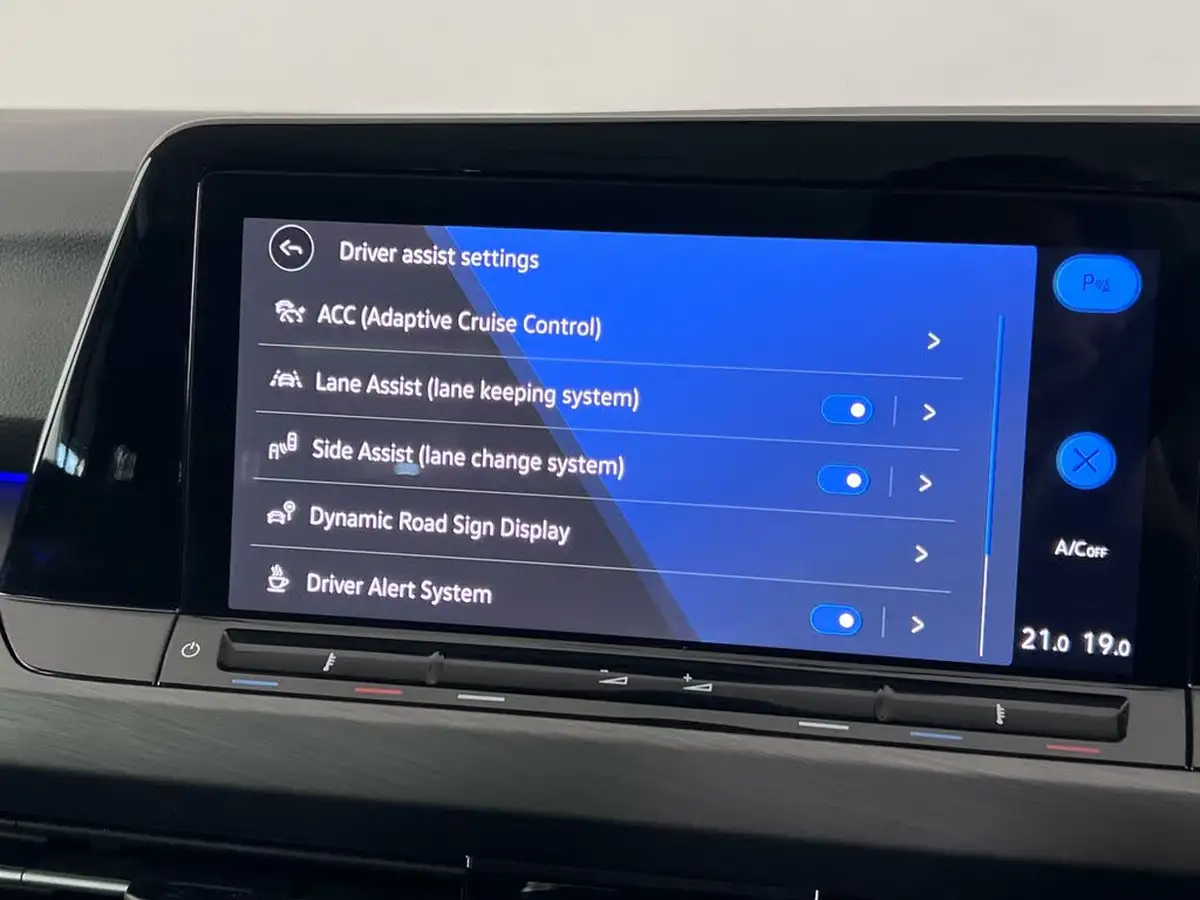 2021-volkswagen-golf-15-tsi-style-150ps-hatchback-big-24