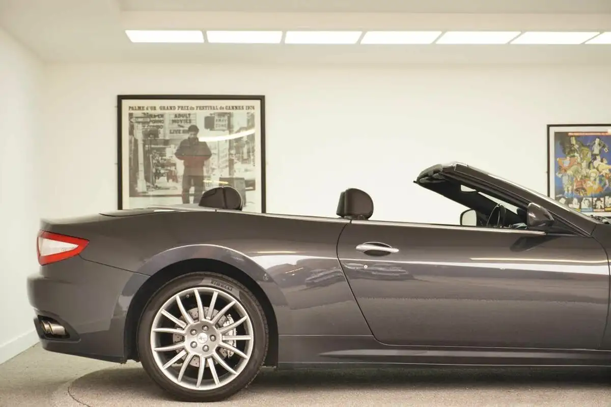 2010-maserati-grancabrio-47-big-35