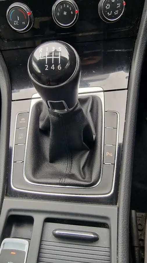 2013-volkswagen-golf-big-8