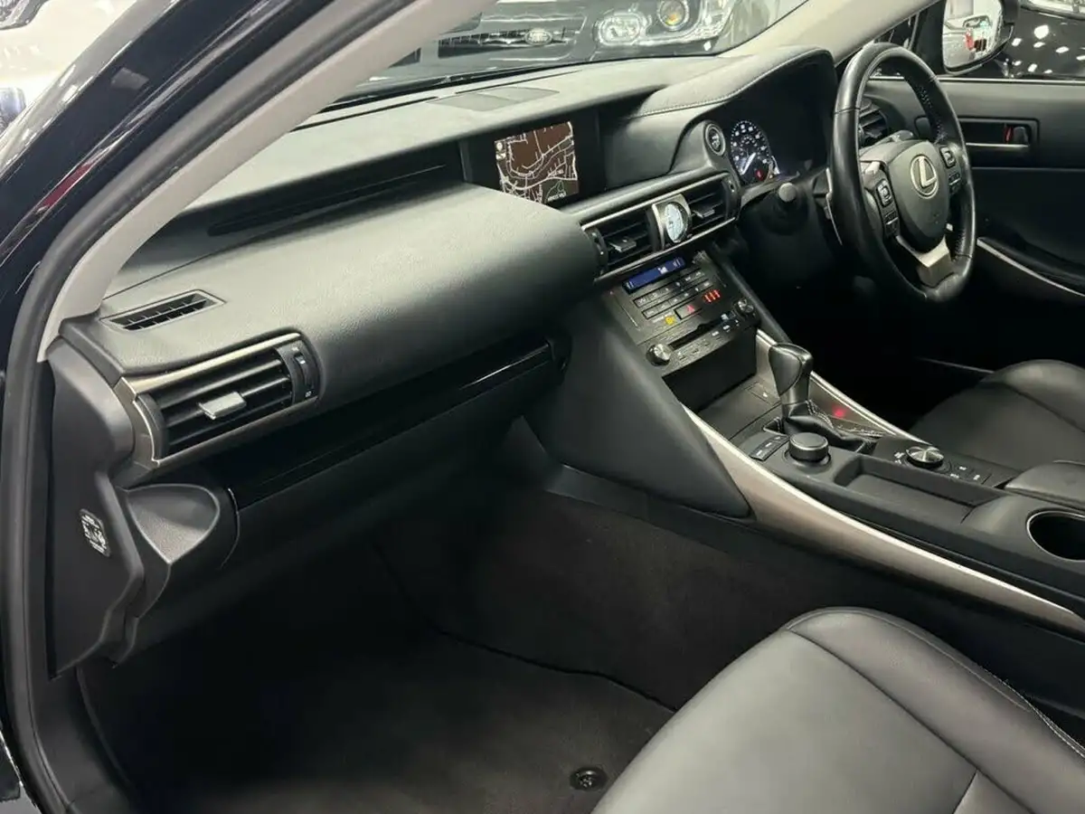 2019-lexus-is-300h-25-is-big-41