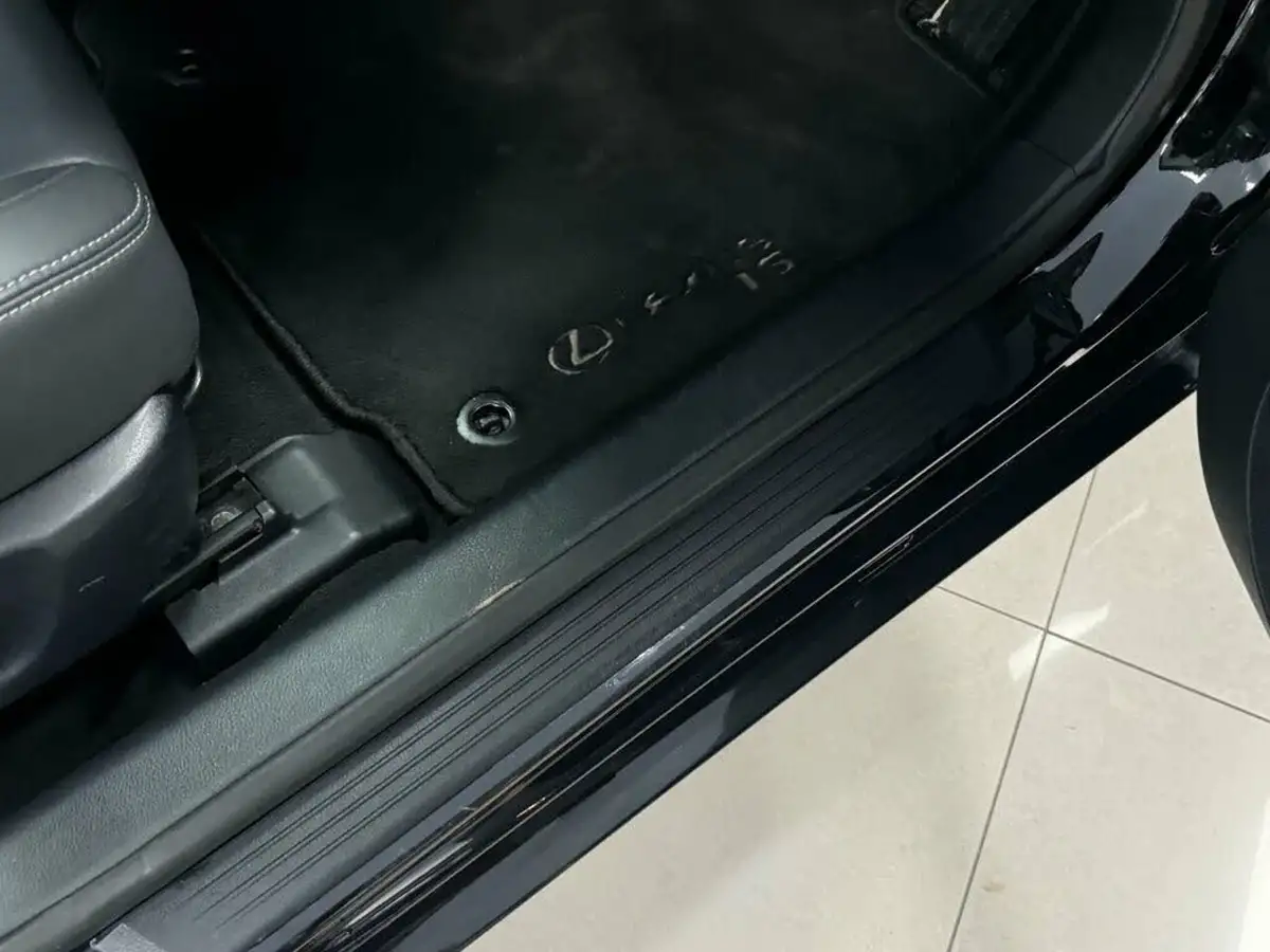 2019-lexus-is-300h-25-is-big-17