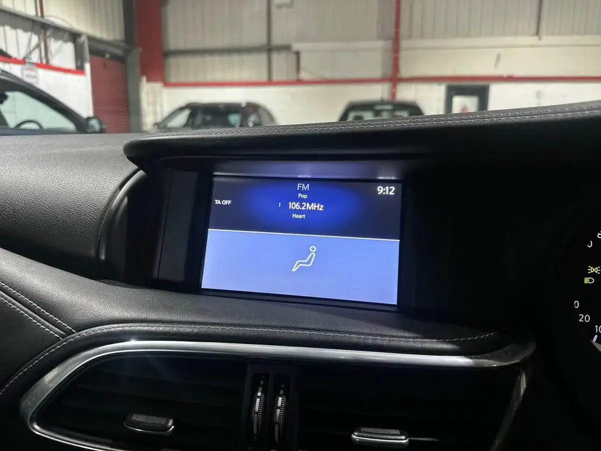 2017-infiniti-q30-15d-se-big-36