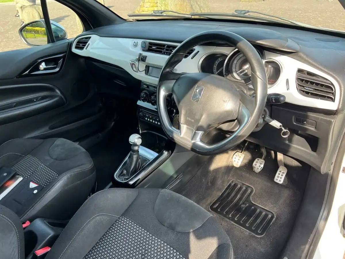 2010-citroen-ds3-16td-black-big-6