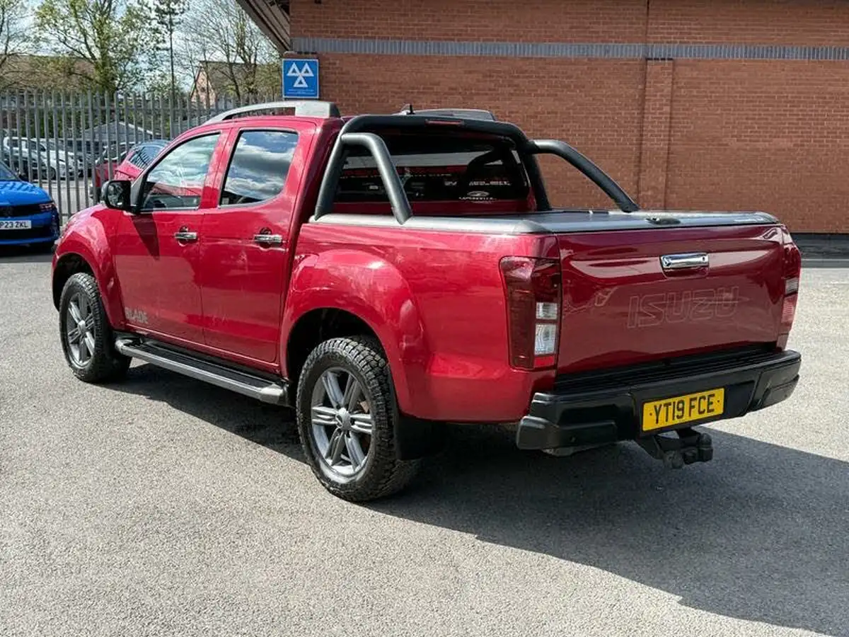 2019-isuzu-d-max-19td-blade-auto-big-2