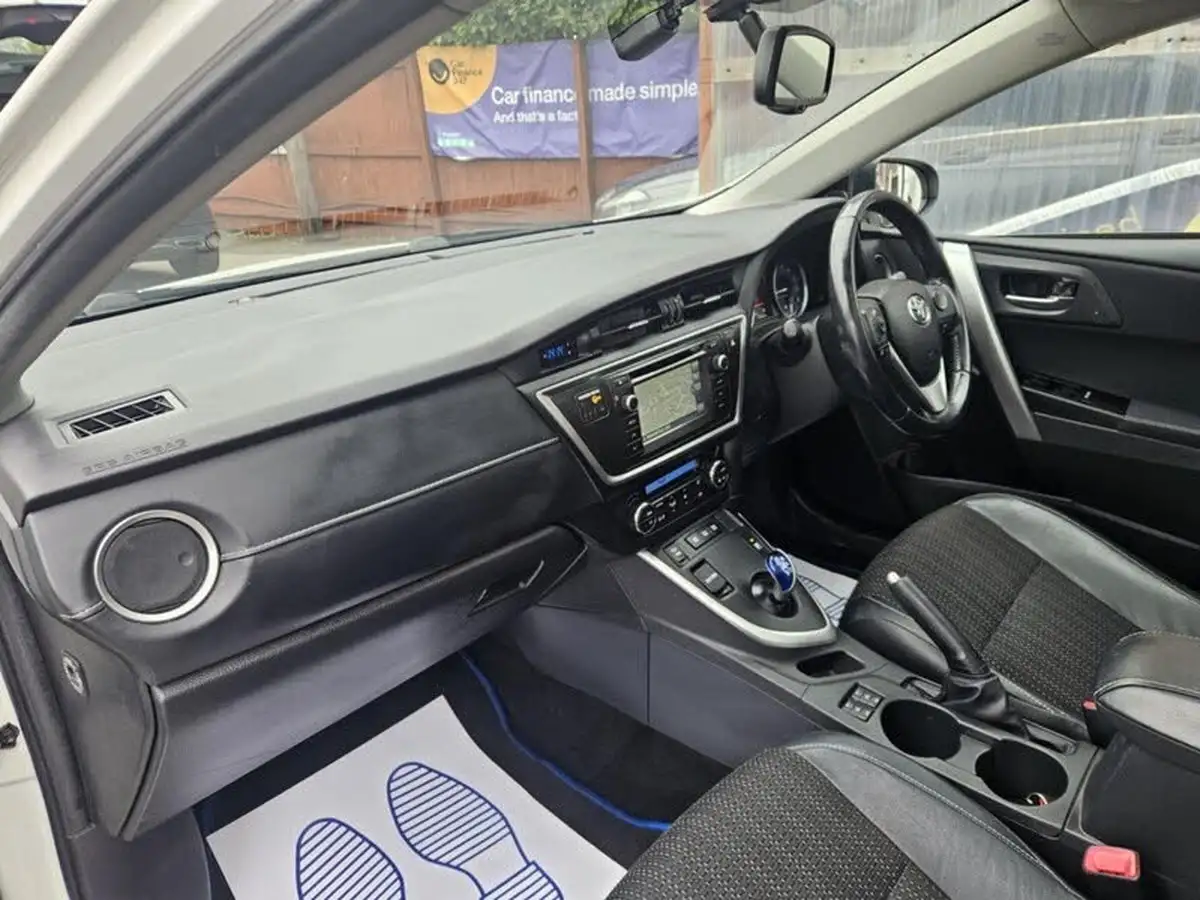 2015-toyota-auris-18-vvt-i-hsd-excel-hatchback-e-cvt-big-24