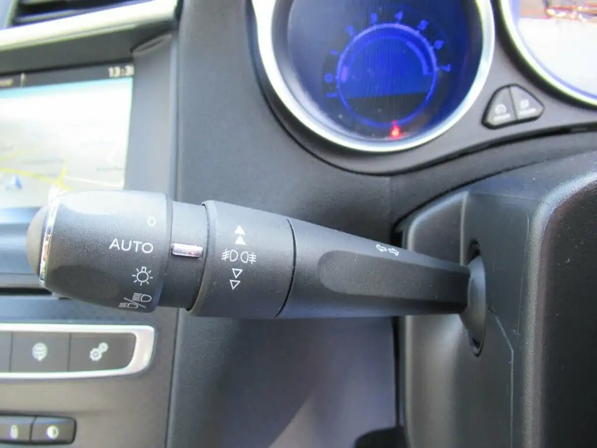 2015-citroen-ds4-16bluehdi-dstyle-nav-big-20