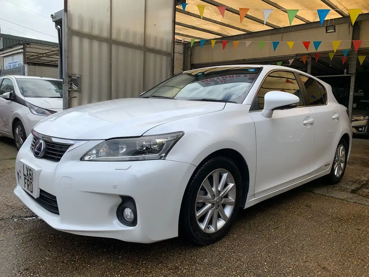 2011-lexus-ct-200h-big-5