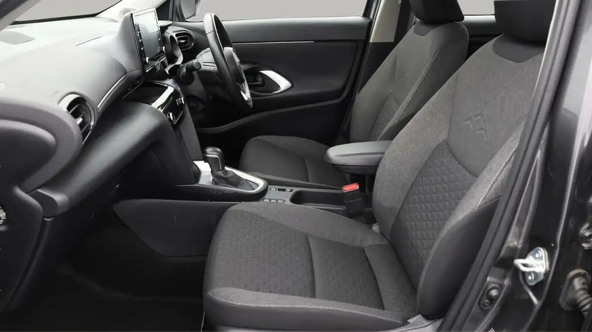 2024-toyota-yaris-cross-15-vvt-i-icon-big-13