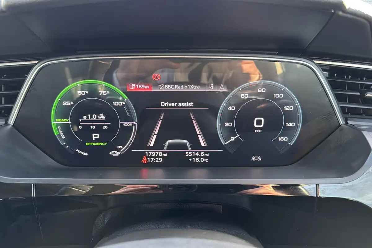2022-audi-e-tron-55e-technik-station-wagon-big-12