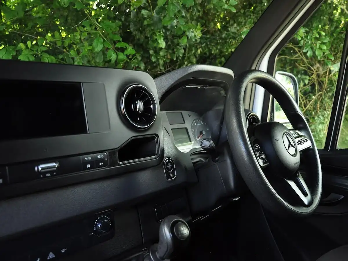 2023-mercedes-benz-sprinter-big-32