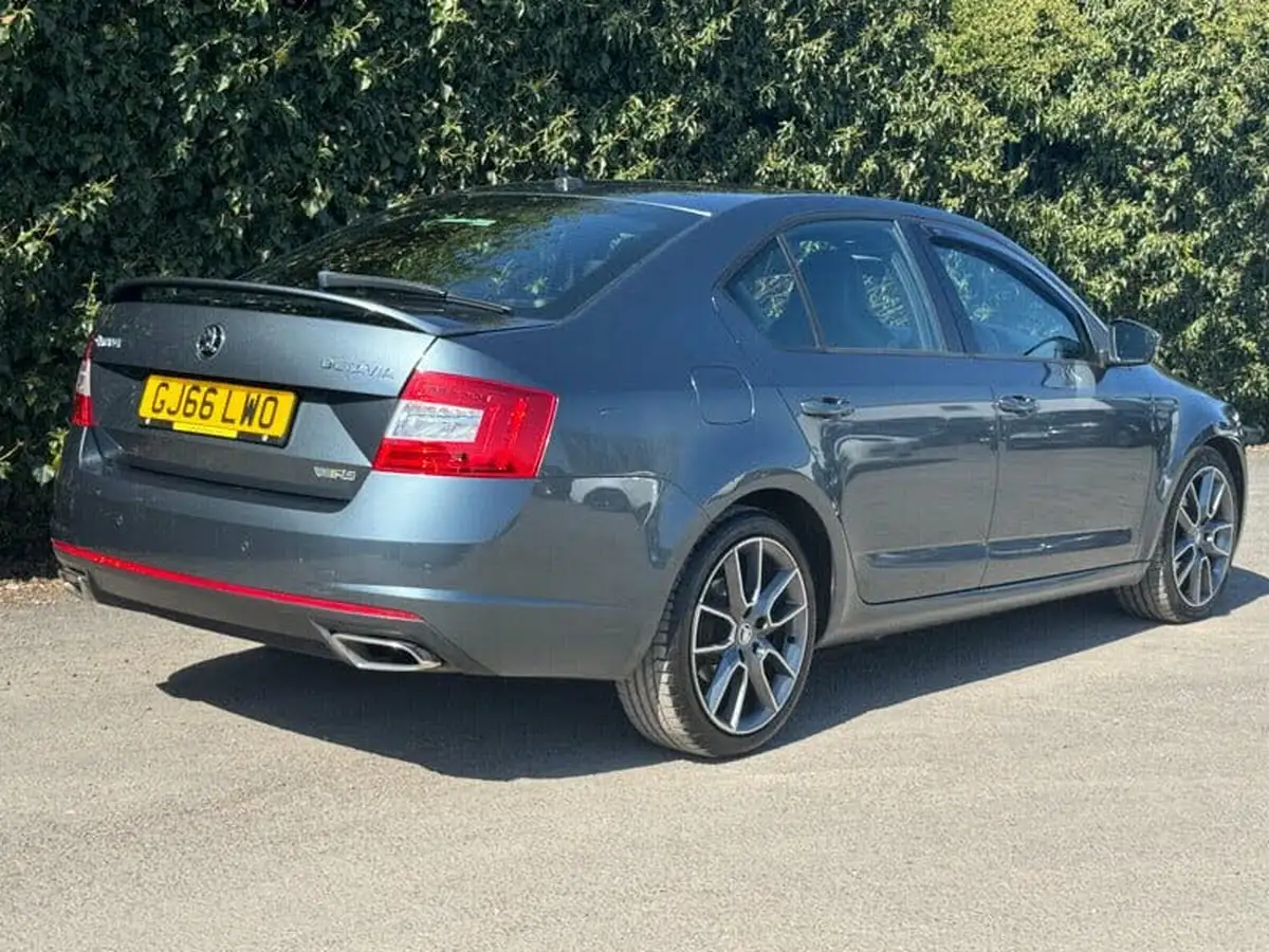2016-skoda-octavia-20tdi-vrs-hatchback-dsg-big-2