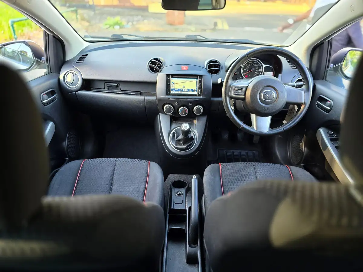 2012-mazda-mazda2-13-venture-big-16
