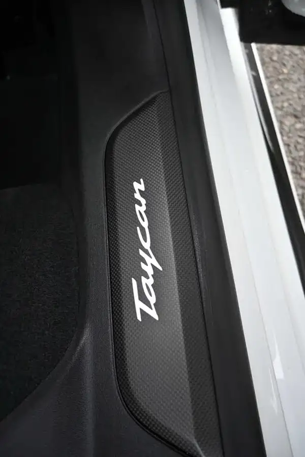 2022-porsche-taycan-e-gts-big-13