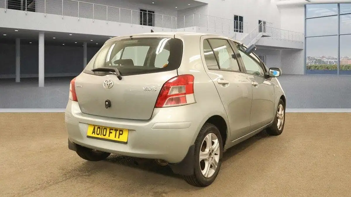 2010-toyota-yaris-133-tr-5d-big-5