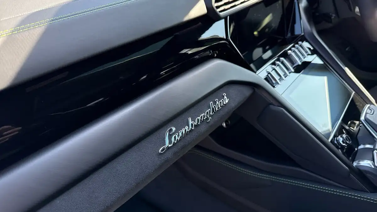 2023-lamborghini-urus-40-no-trim-big-17