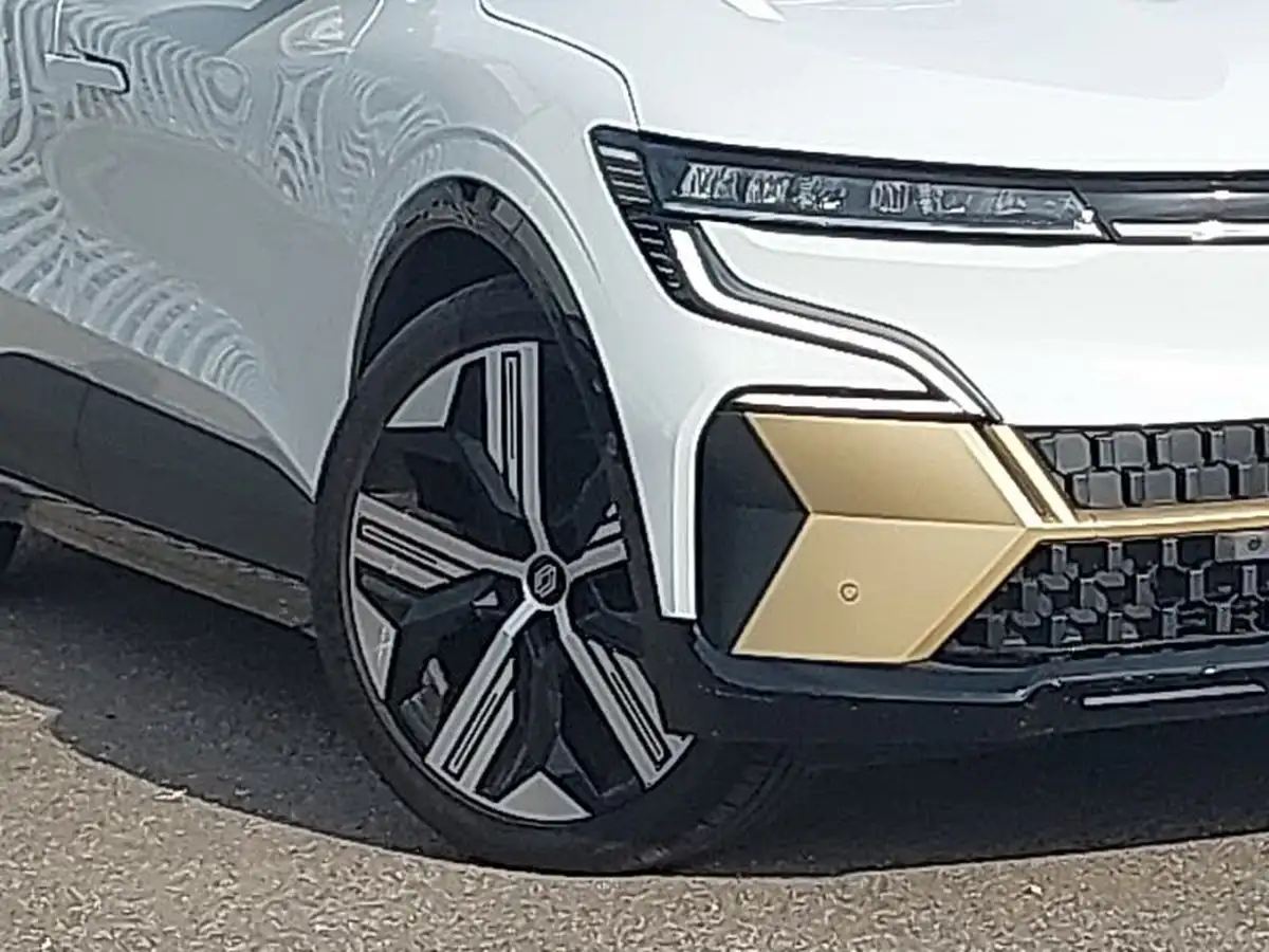 2024-renault-megane-e-tech-e-iconic-optimum-charge-big-8
