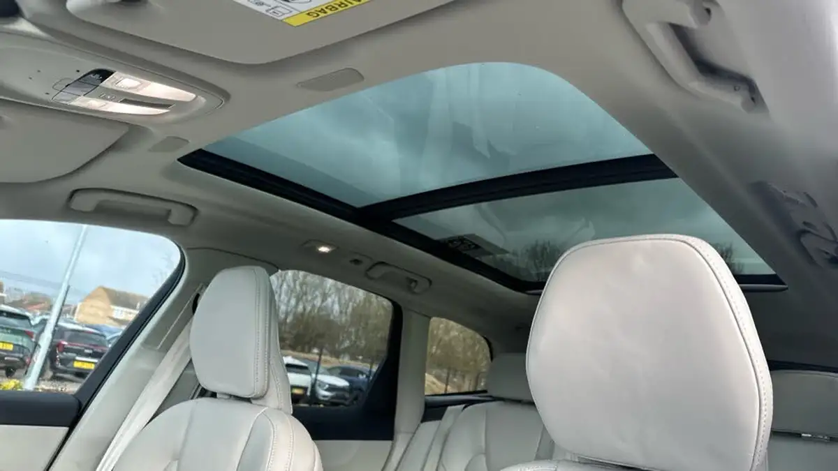 2025-volvo-xc60-20-t8-ultra-dark-big-25