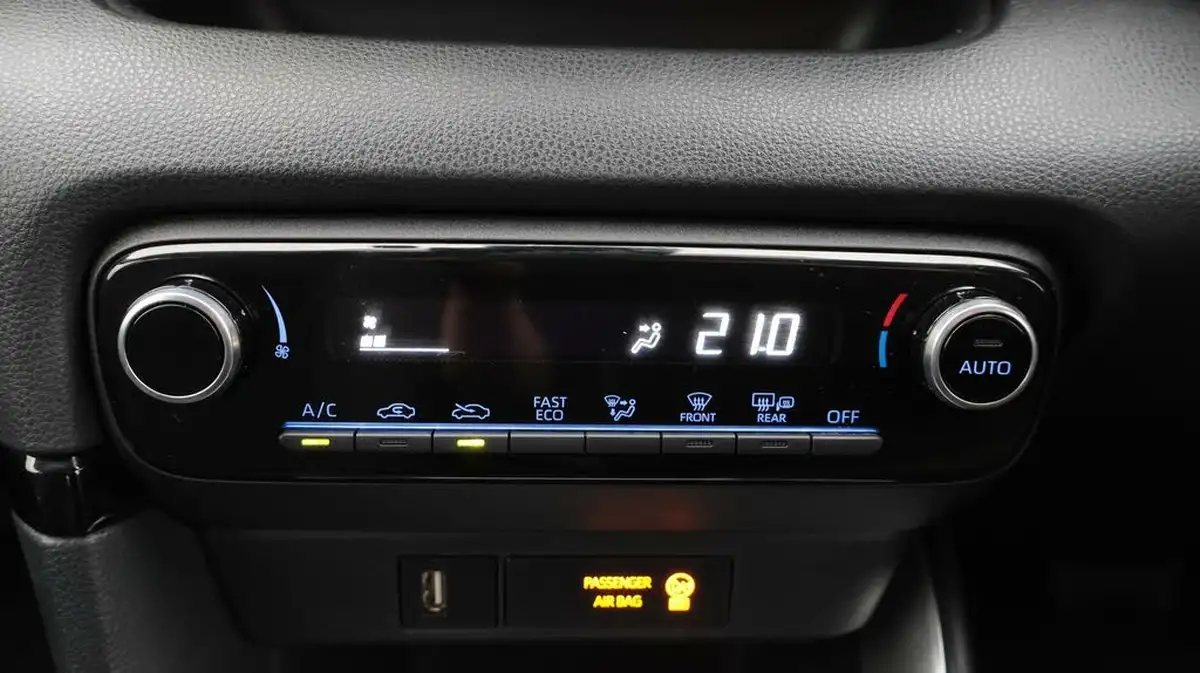 2021-toyota-yaris-15-vvt-i-icon-114bhp-hybrid-1490cc-e-cvt-big-12