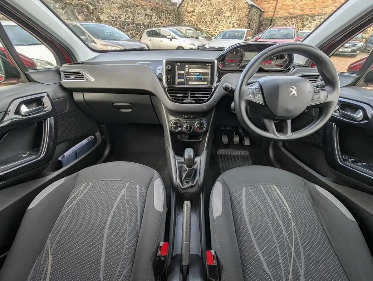 2014-peugeot-208-16td-active-5d-big-6