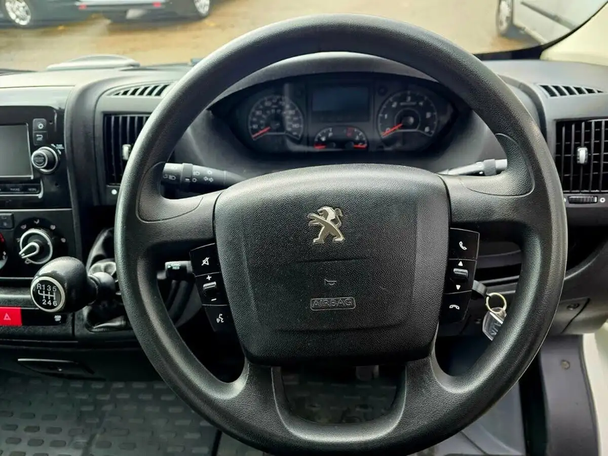 2019-peugeot-boxer-20-bluehdi-professional-335-l2h2-big-15