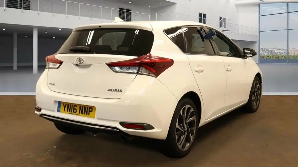 2016-toyota-auris-12-design-hatchback-big-2