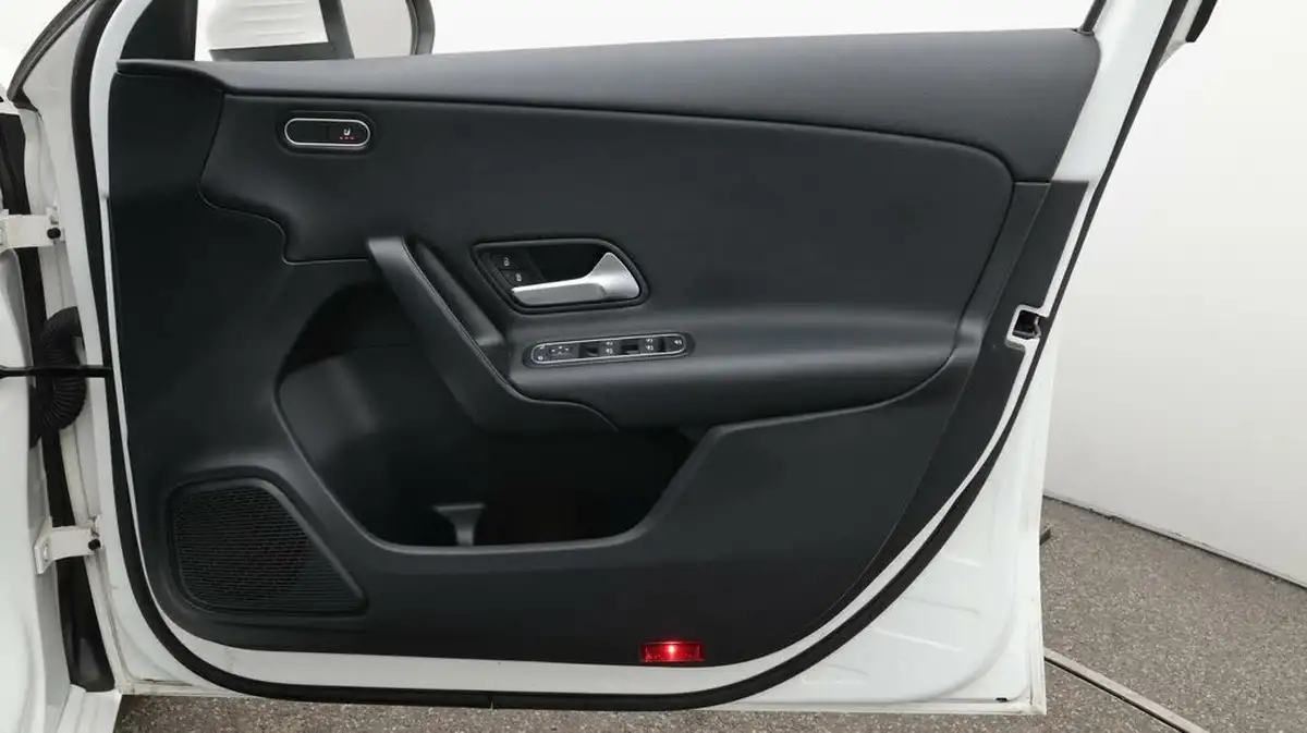 2021-mercedes-benz-a-class-13-a180-se-7g-dct-big-15