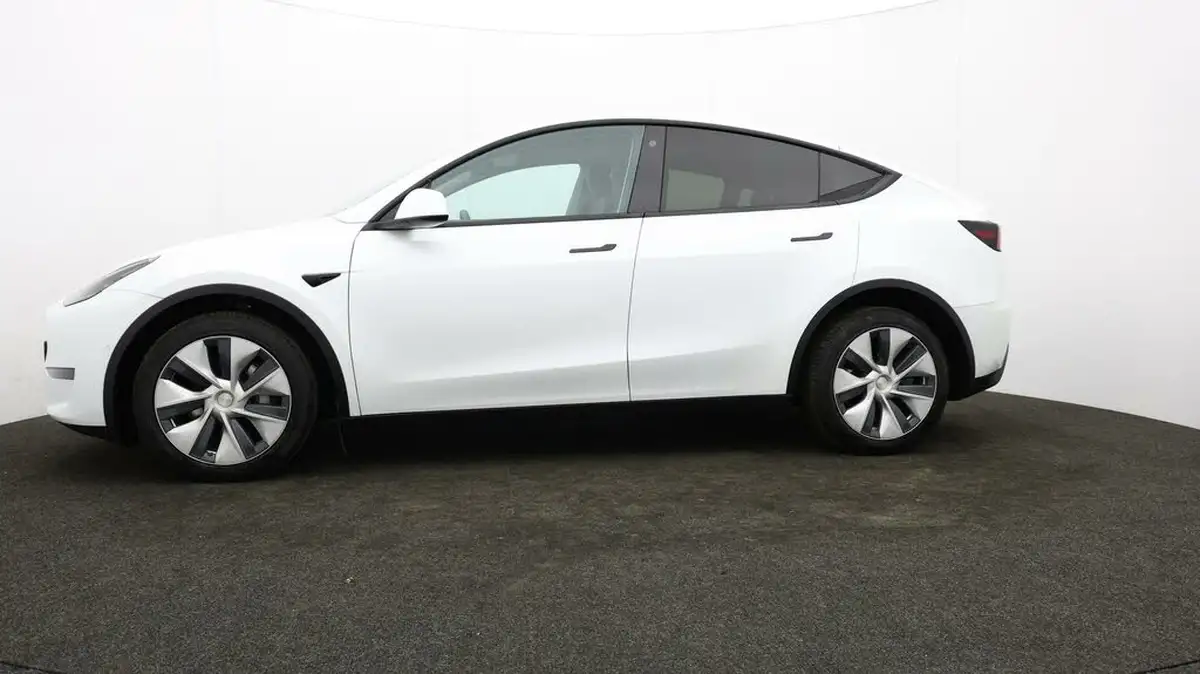 2022-tesla-model-y-e-long-range-big-60