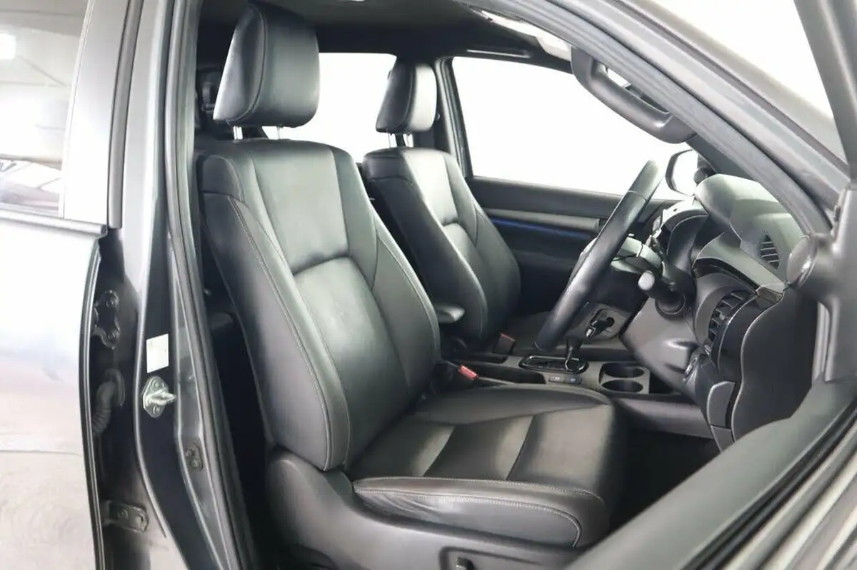 2021-toyota-hi-lux-28d-4d-invincible-x-at35-204hpeu6dt-e-big-8