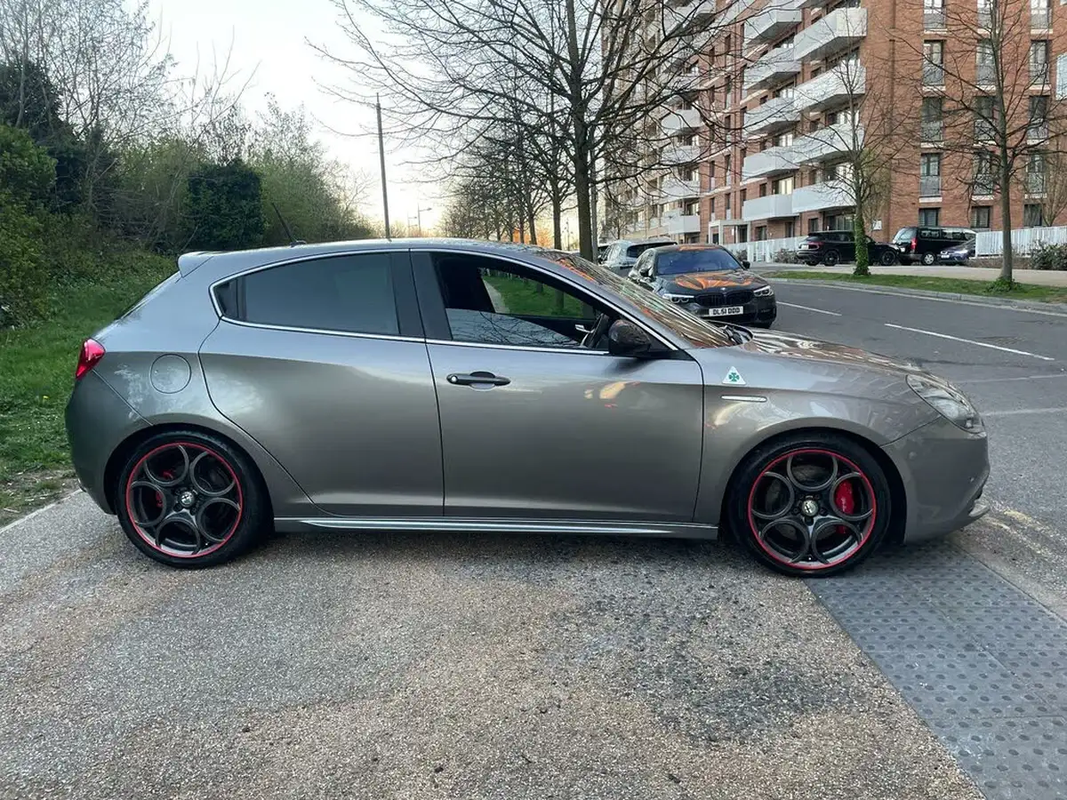 2016-alfa-romeo-giulietta-17-quadrifoglio-verde-big-25