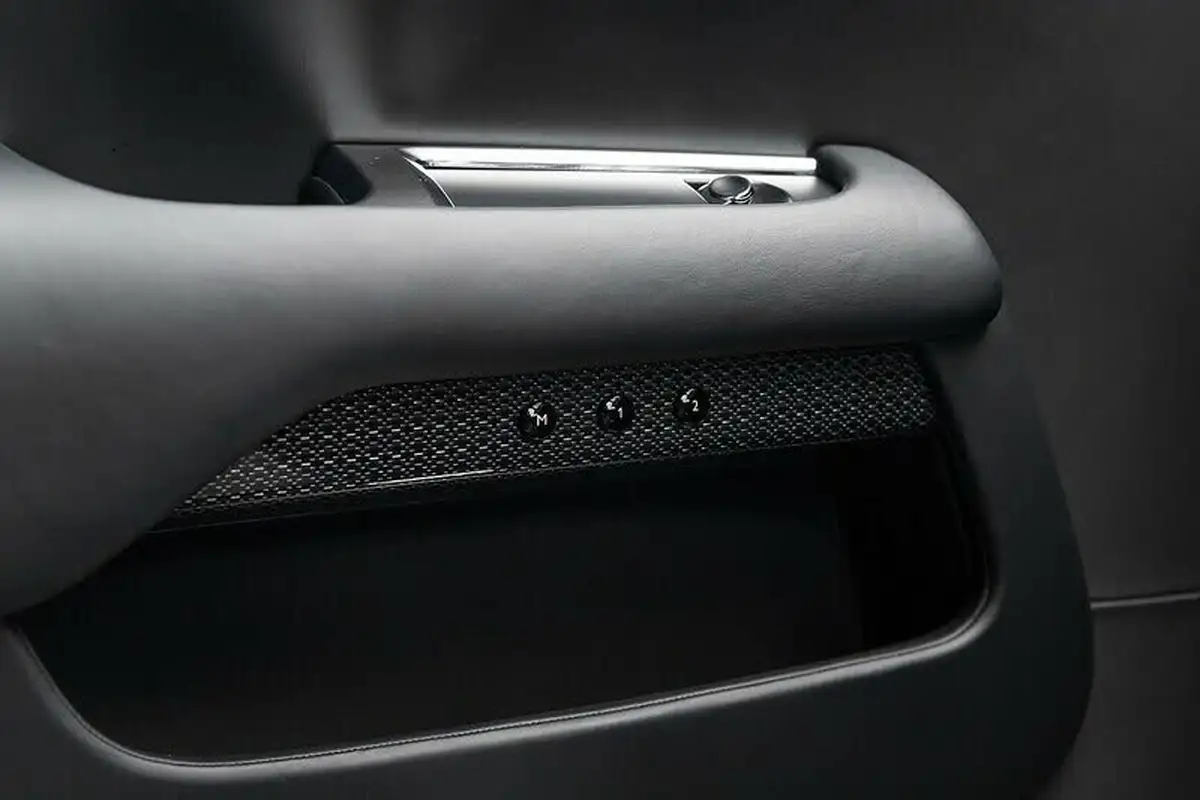 2021-rolls-royce-wraith-66-black-badge-big-30