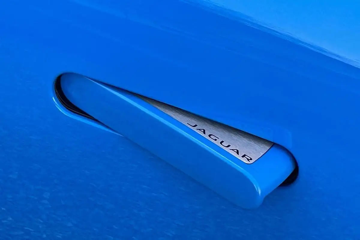 2021-jaguar-f-type-50-v8-sc-reims-edition-big-19