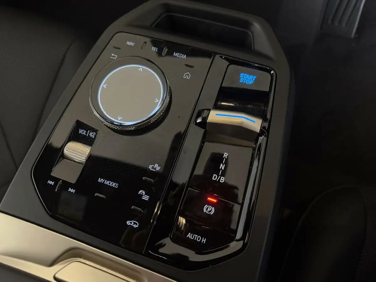 2022-bmw-ix-e-xdrive-50-m-sport-big-34