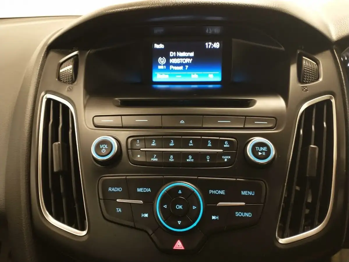 2015-ford-focus-10-zetec-100ps-estate-big-32