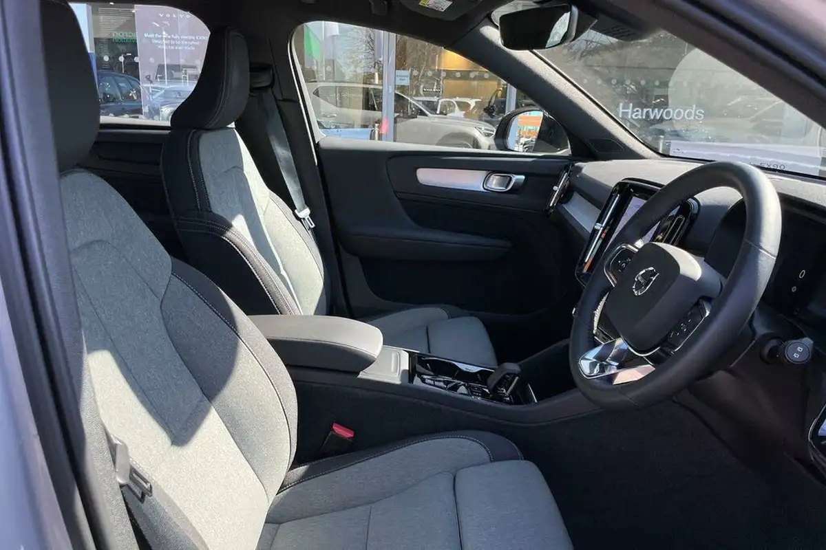 2023-volvo-xc40-20-b3-plus-big-24