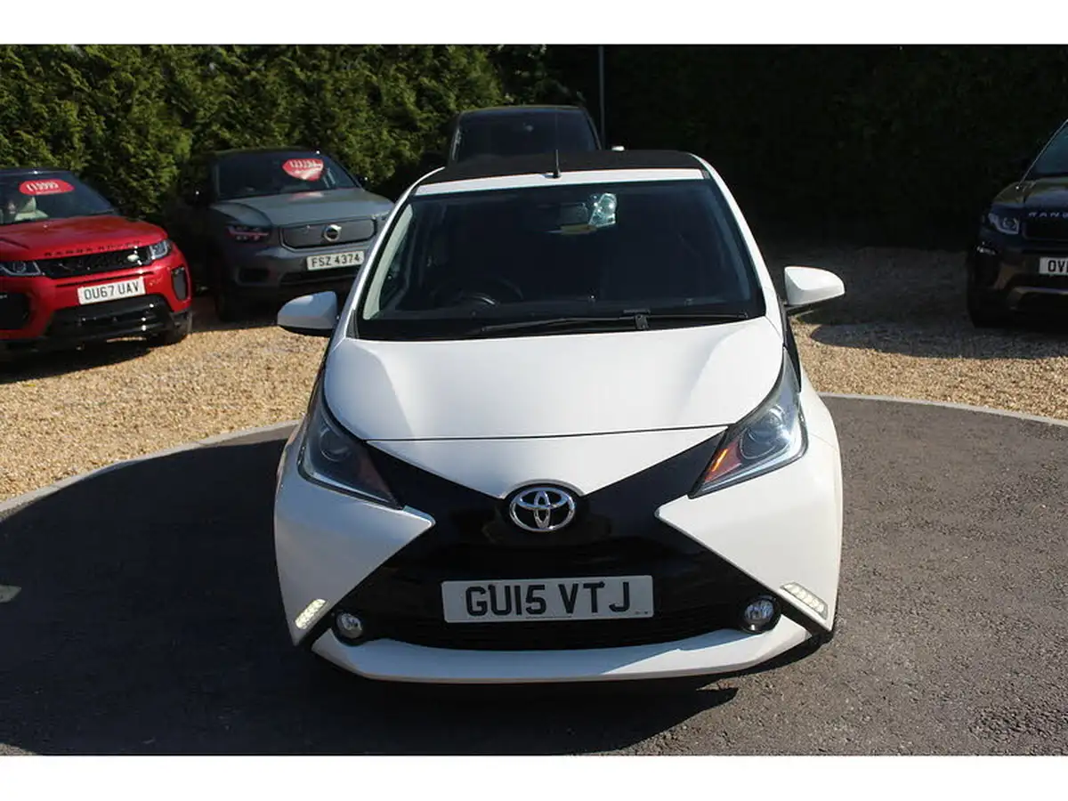 2015-toyota-aygo-10-x-pression-x-wave-x-tra-convenience-x-nav-big-1