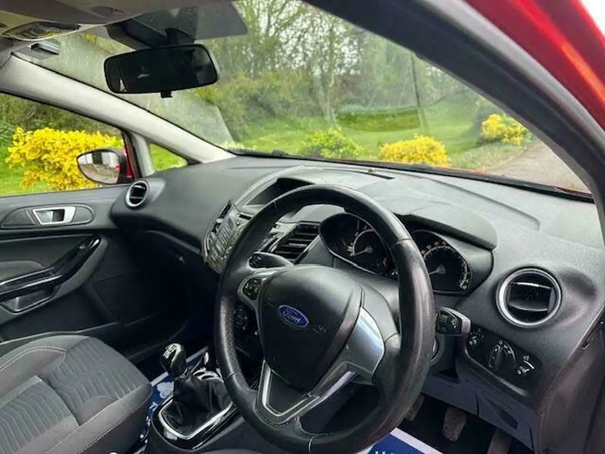 2014-ford-fiesta-125-zetec-3d-big-12