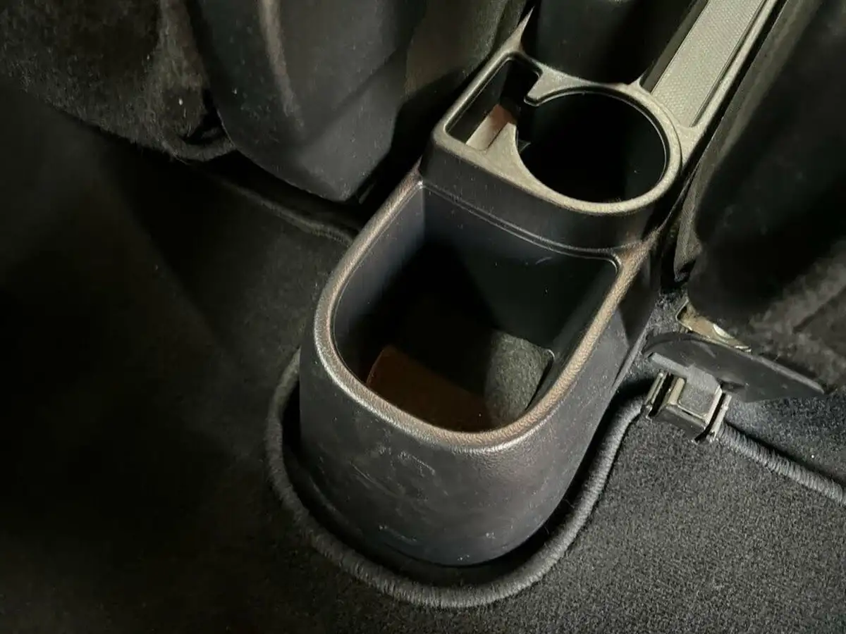 2014-toyota-yaris-133-icon-m-drive-s-big-32